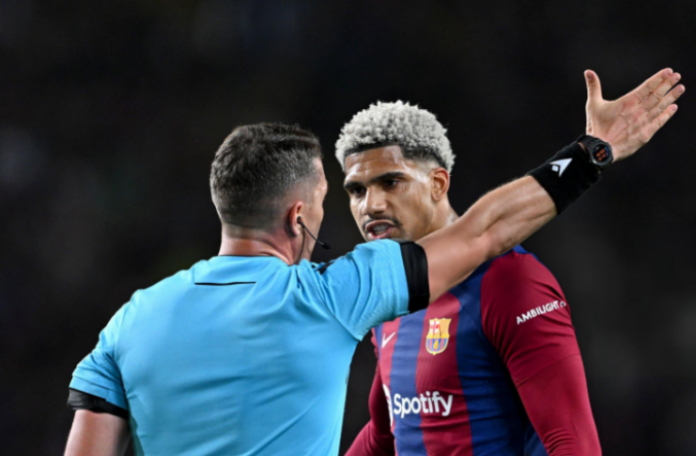 Ronald Araujo kartu merah - Barcelona vs PSG - Ilkay Guendogan - alamy