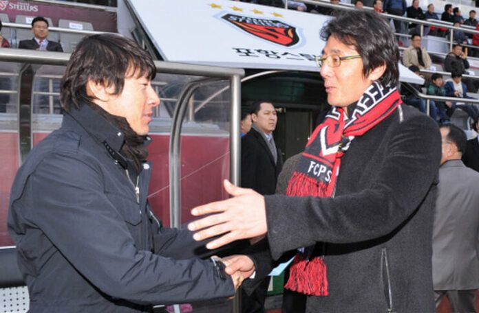 Shin Tae-yong dan Hwang Sun-hong saat bersua di K League.