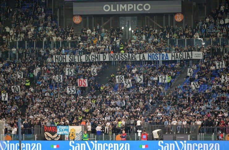 Ultras Lazio di tribune utara menyebut para pemain tak pantas membela klub itu.