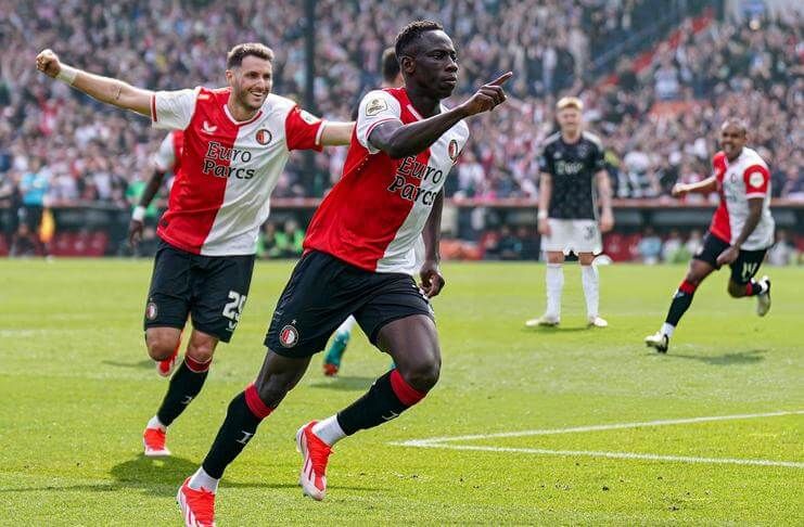 Yankuba Minteh mencetak rekor tersendiri saat Feyenoord membantai AFC Ajax 6-0.