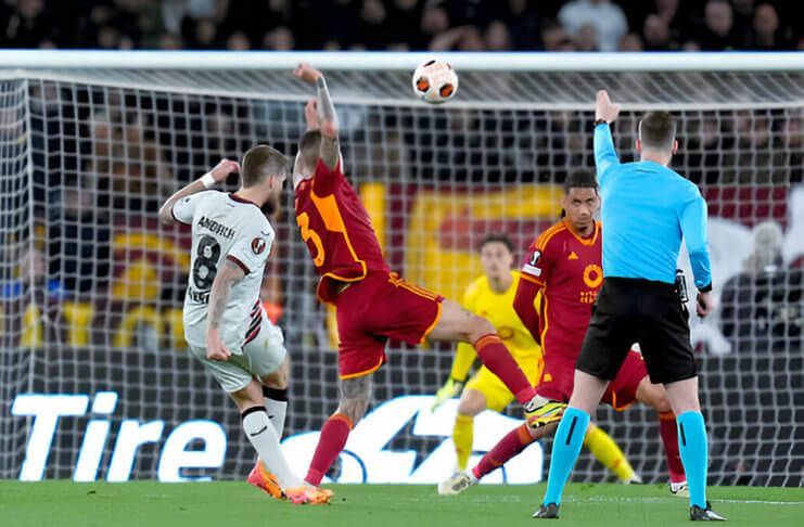 AS Roma diminta Daniele De Rossi menutup ruang tembak Bayer Leverkusen.