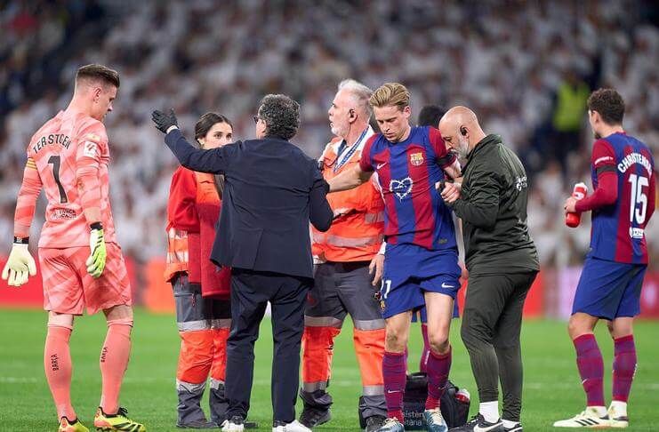 Frenkie de Jong cedera saat Barcelona melawan Real Madrid.