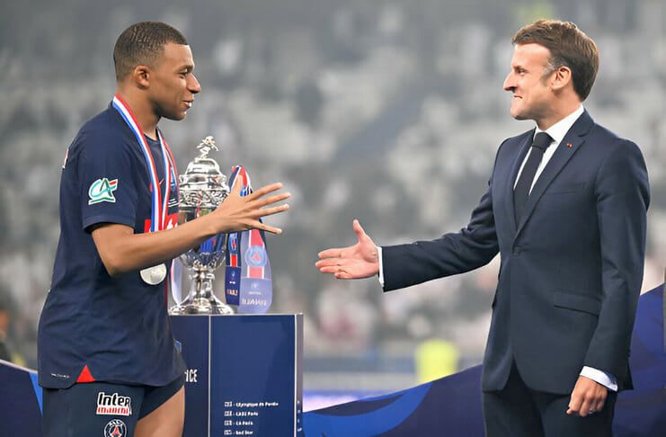 Kylian Mbappe bersama Emmanuel Macron sebelum penyerahan trofi Coupe de France.