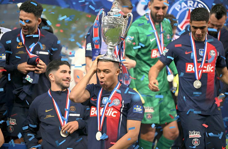 Kylian Mbappe merayakan kesuksesan PSG juara Coupe de France 2023-24.
