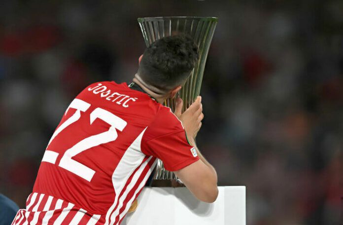 Stevan Jovetic mencium trofi UEFA Conference League.