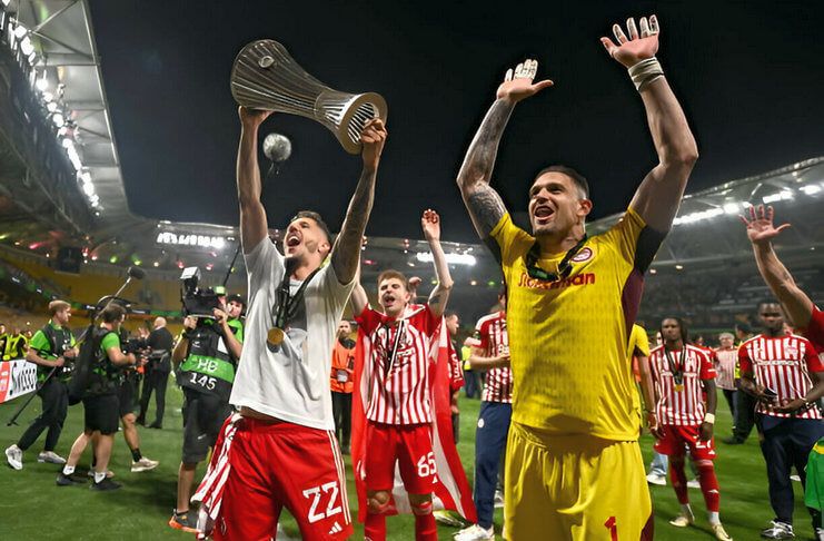 Stevan Jovetic merayakan kesuksesan Olympiakos juara UEFA Conference League.