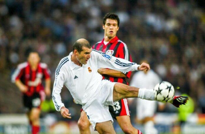 Zinedine Zidane membawa Real Madrid mengalahkan Bayer Leverkusen pada final Liga Champions 2001-02.