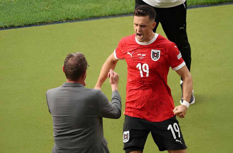 Christoph Baumgartner merayakan golnya bersama Ralf Rangnick.