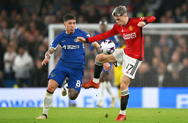 Enzo Fernandez dan Alejandro Garnacho saat brduel di Premier League.