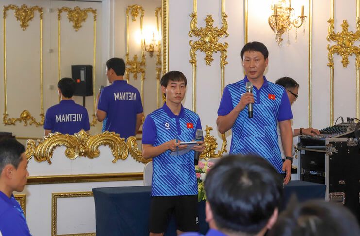 Kim Sang-sik berbicara di depan para pemain timnas Vietnam sebelum latihan pertama.