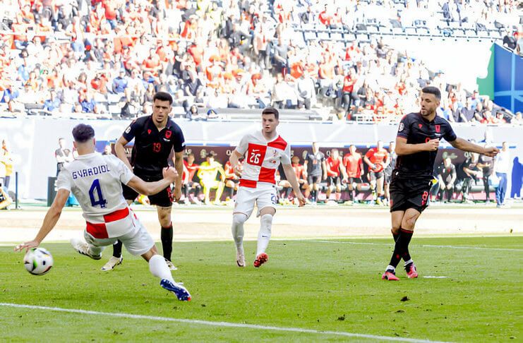 Klaus Gjasula membuat gol dramatis yang membuat laga Kroasia vs Albania berakhir seri.