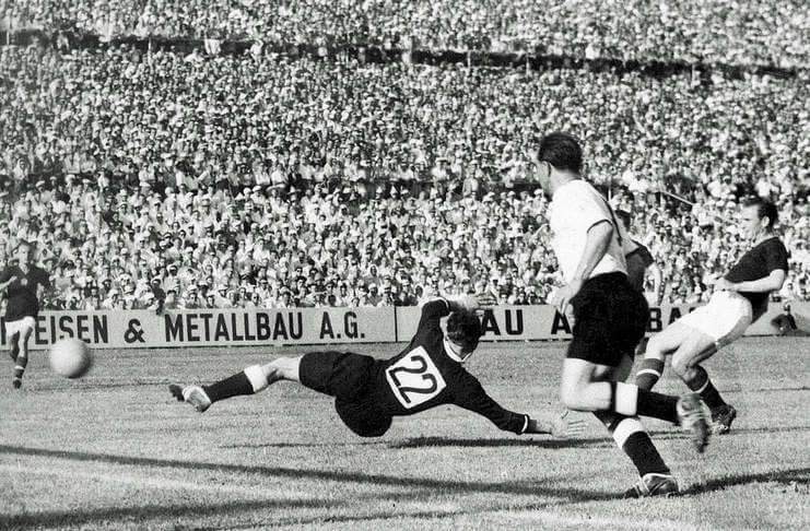 Laga Jerman vs Hungaria pada fase grup Piala Dunia 1954 berakhir dengan skor 3-8.