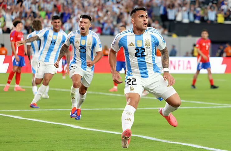 Lautaro Martinez saat merayakan gol di gawang Cile.