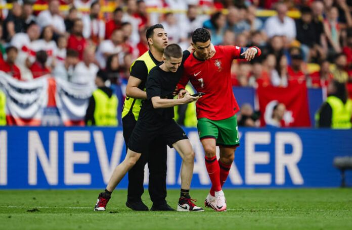 Roberto Martinez Khawatir dengan Keamanan Cristiano Ronaldo (The Times)