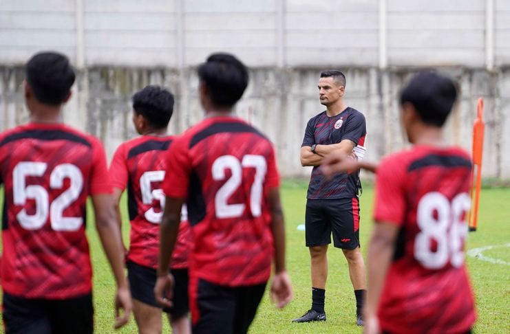 Carlos Pena: Tak Usah Jauh-Jauh Pikir 4 Besar!