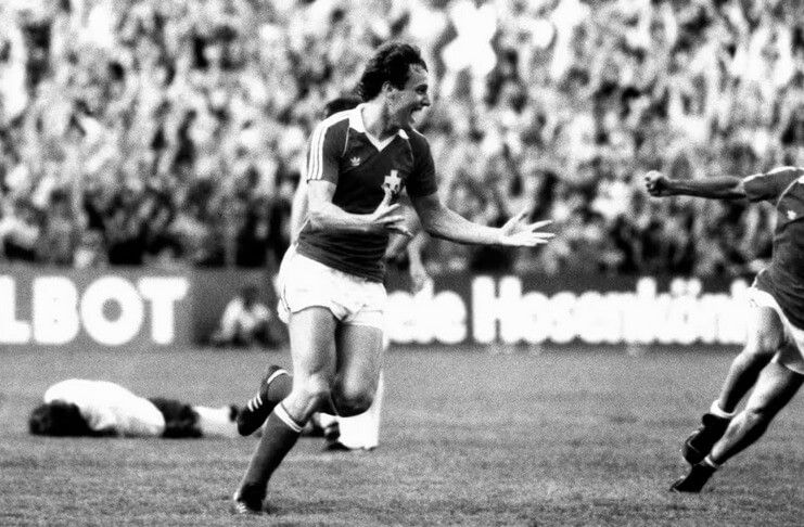 Claudio Sulser setelah mencetak gol pada laga Inggris vs Swiss pada 1981.